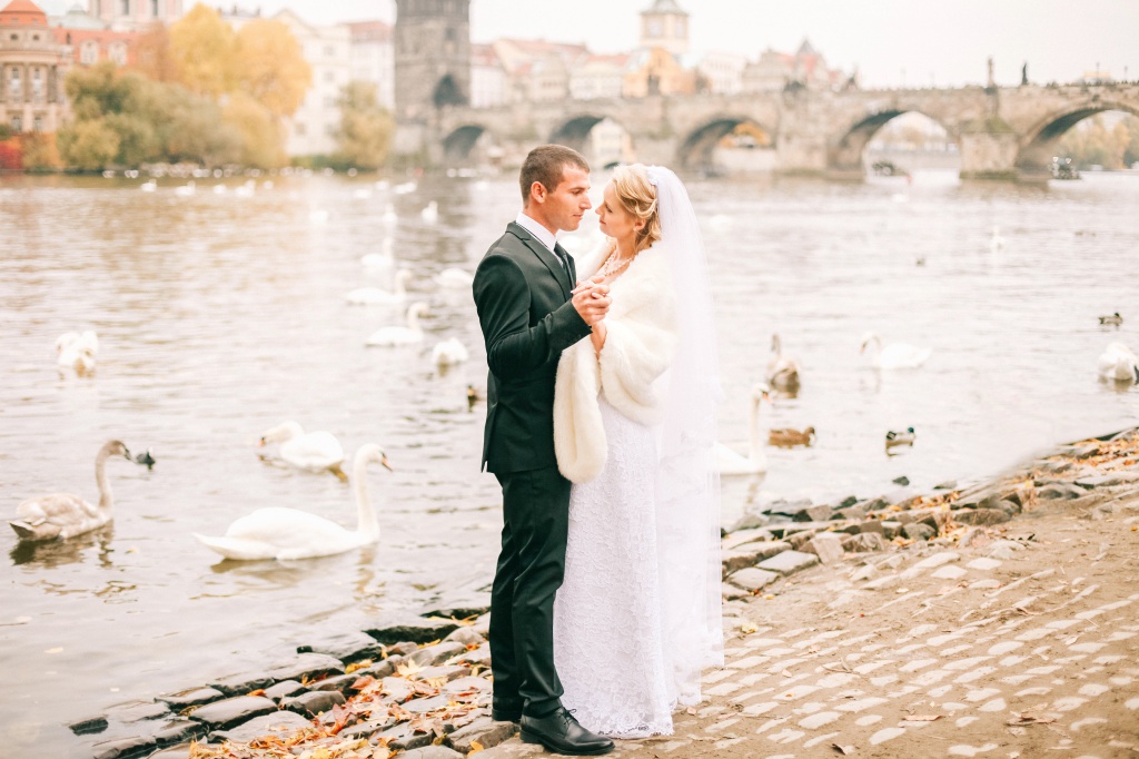 Prague Wedding Photoshoot in Autumn At Old Town Square, Charles Bridge And Astronomical Clock by Vickie  on OneThreeOneFour 9