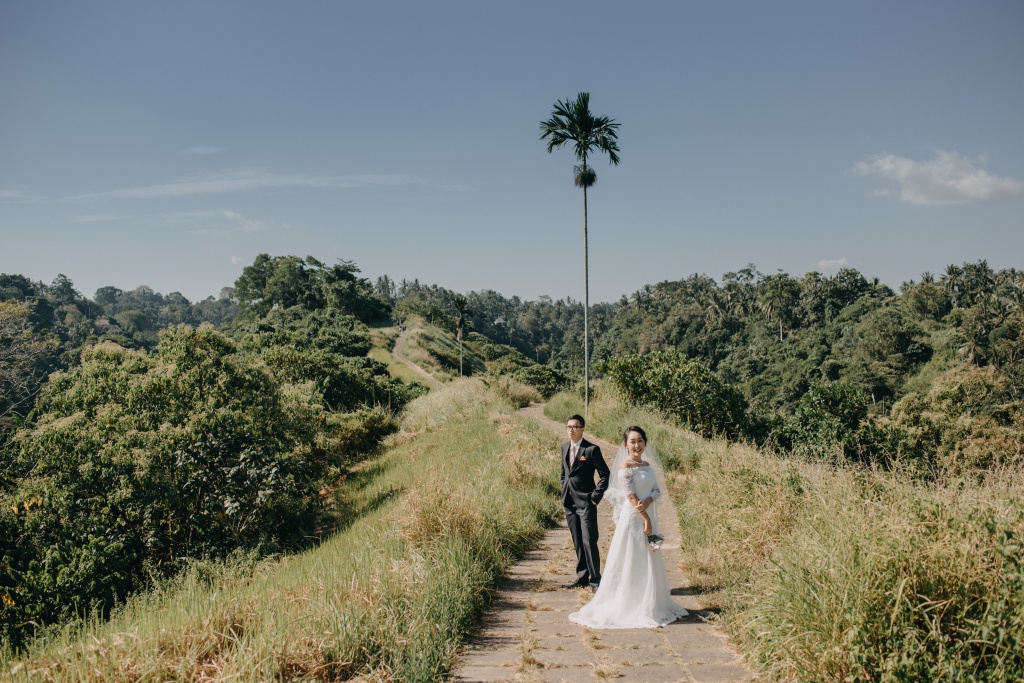 Bali Destination Pre-Wedding Photoshoot At Campuhan Ridge Walk  by Agus  on OneThreeOneFour 6
