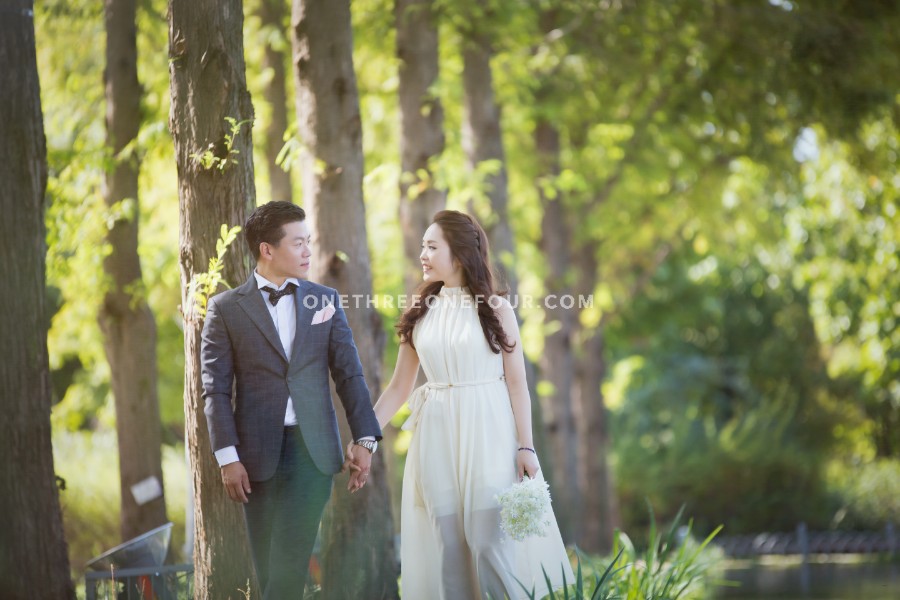 Gravity Studio Outdoor Park Pre-Wedding Photoshoot | Korean Studio Pre-Wedding by Gravity Studio on OneThreeOneFour 5