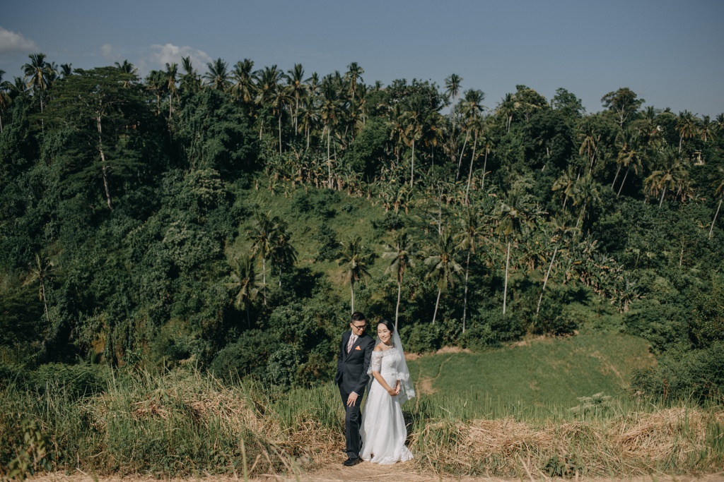 Bali Destination Pre-Wedding Photoshoot At Campuhan Ridge Walk  by Agus  on OneThreeOneFour 3
