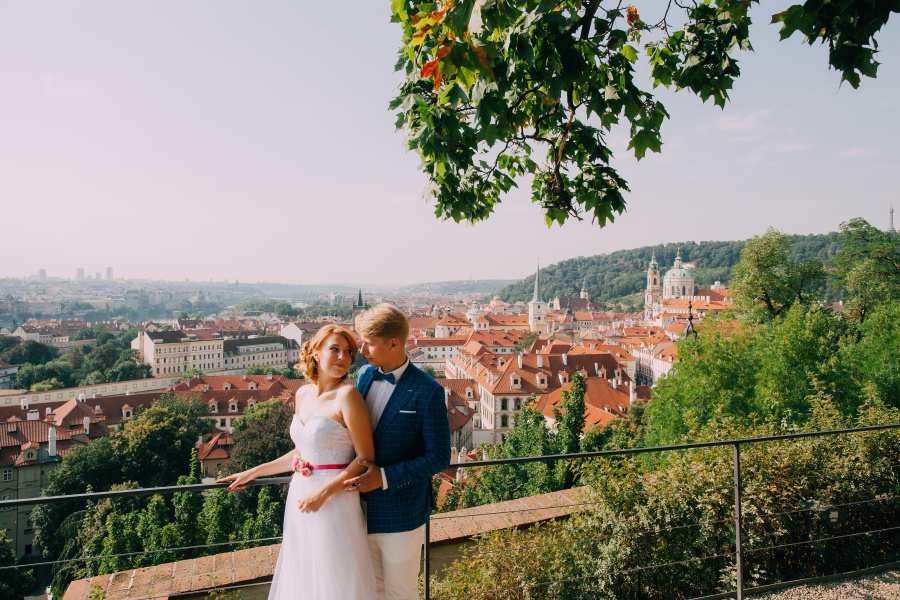 Prague Pre-Wedding Photoshoot At Old Town Square And Charles Bridge  by Nika  on OneThreeOneFour 19