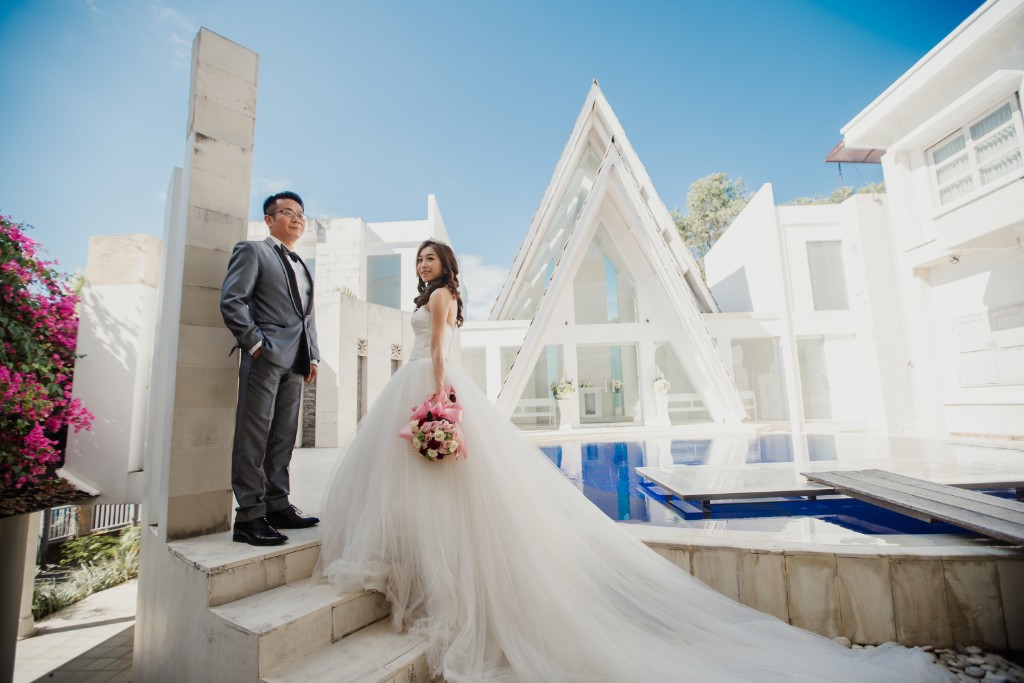 Bali Pre-wedding with Balinese Temple, Chapel and Mountain Scenes by Hendra on OneThreeOneFour 15