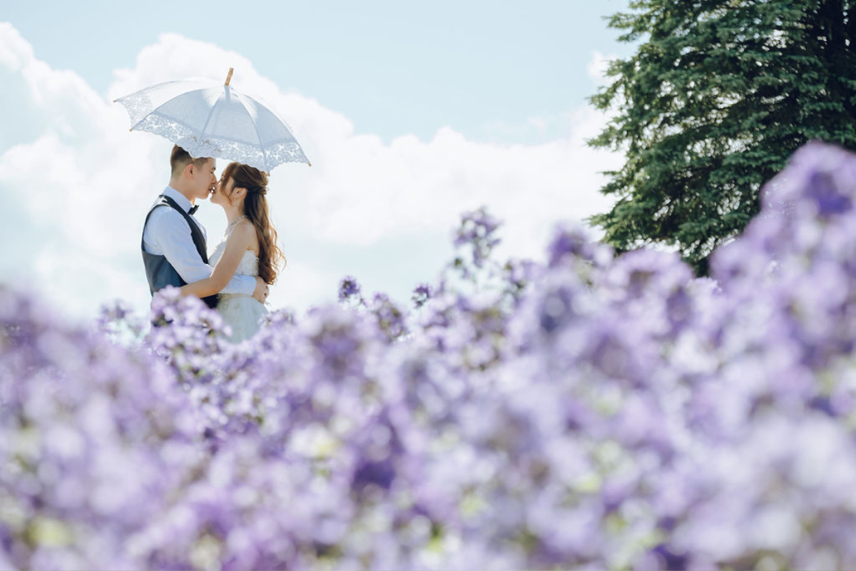 北海道婚前拍攝在夏季花季期間進行，包括動漫鐵軌、日出公園和四季彩之丘 by Kuma on OneThreeOneFour 8