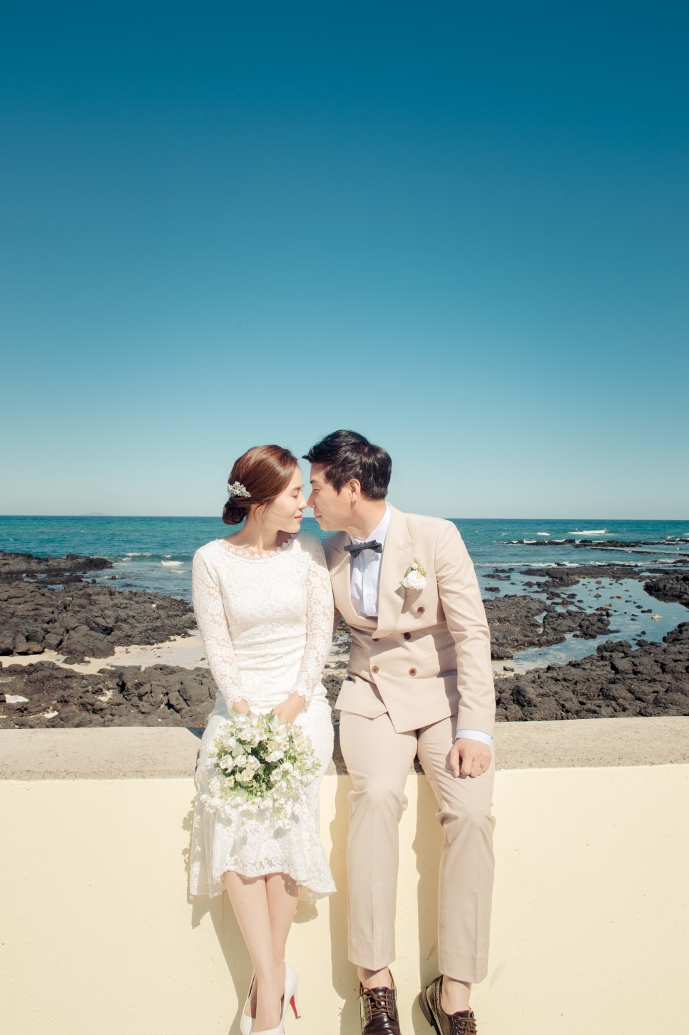 Korea Outdoor Pre-Wedding Photoshoot At Jeju Island with Silvergrass by Geunjoo on OneThreeOneFour 2