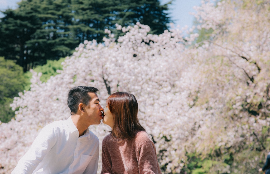 Japan Tokyo Casual Couple Photoshoot And Surprise Proposal With Cherry Blossom  by Hiro  on OneThreeOneFour 11