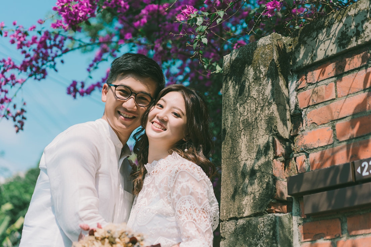 Taiwan Pre-Wedding Photoshoot Local Neighbourhood Street Garden Beach by  on OneThreeOneFour 1