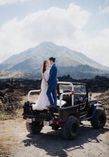 Exploring Love in Bali: Meng Yee & Wei Xin's Jeep Adventure on Mount Batur's Black Lava Fields