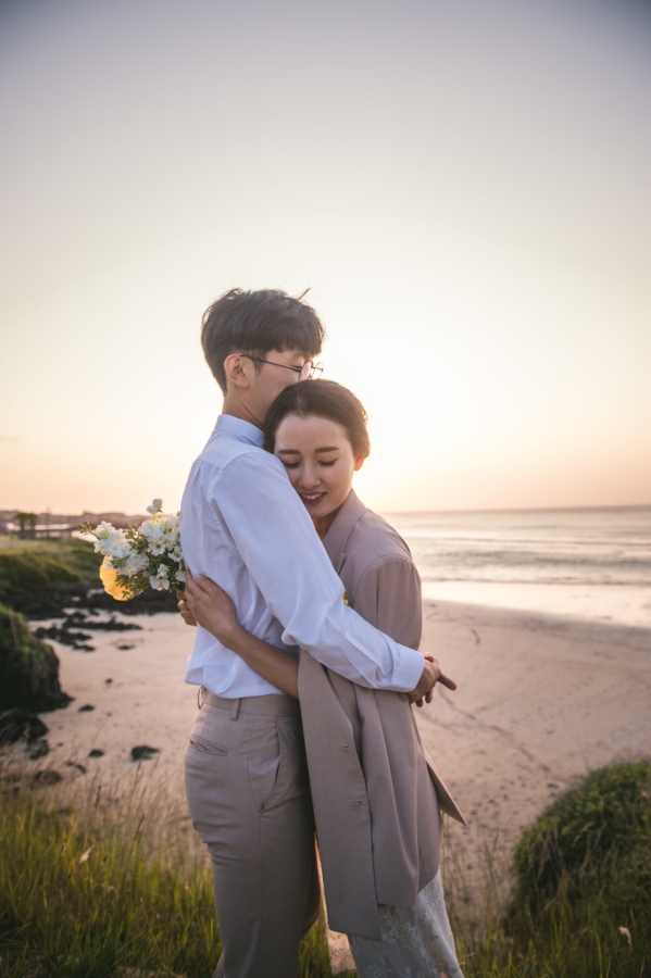 Korea Outdoor Pre-Wedding Photoshoot At Jeju Island with Buckwheat Flower and Hydrangea by Geunjoo on OneThreeOneFour 10