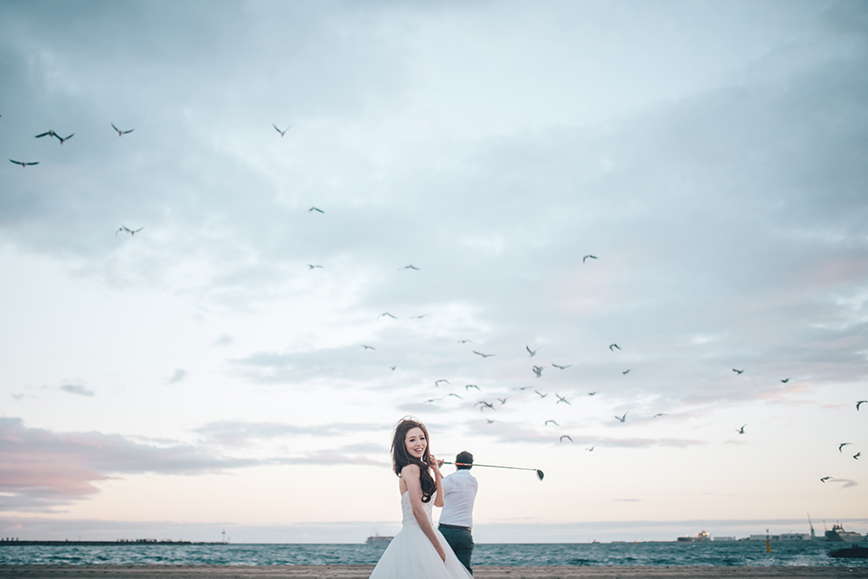 Melbourne Outdoor Pre-Wedding Photoshoot at the Beach in Autumn by Felix  on OneThreeOneFour 25