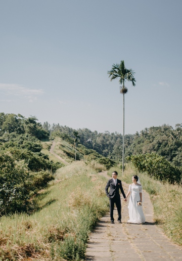 Bali Destination Pre-Wedding Photoshoot At Campuhan Ridge Walk 