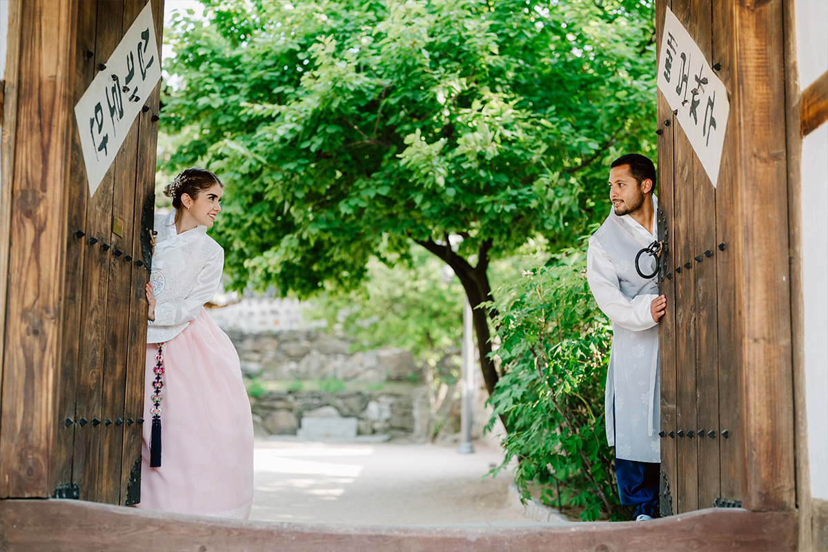 Korean Couple Hanbok Photoshoot for Foreigners by Jungyeol on OneThreeOneFour 6