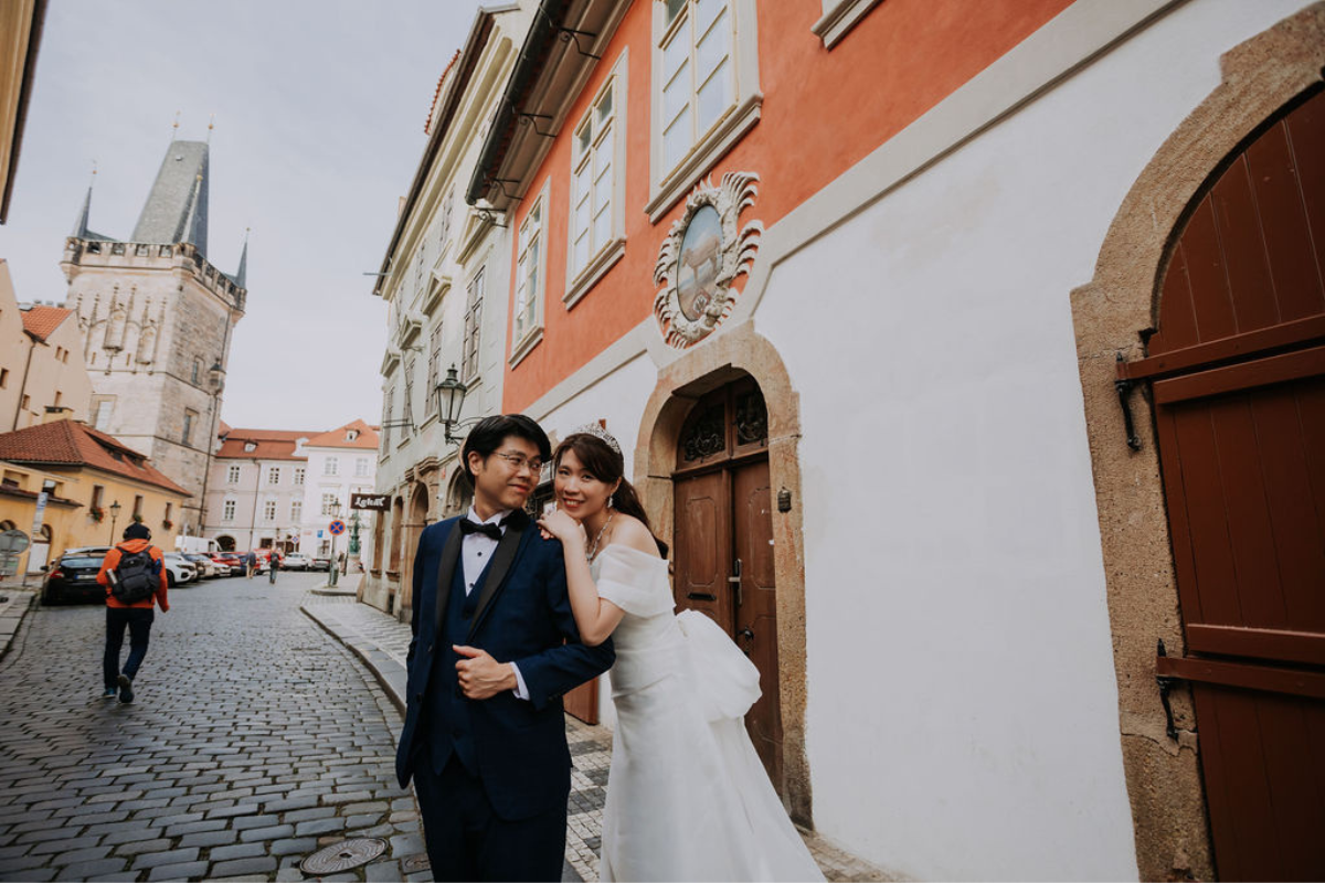 布拉格婚前拍攝地點包括舊城廣場、伏爾塔瓦河畔、伏亞諾維花園和華倫斯坦花園 by Nika on OneThreeOneFour 14