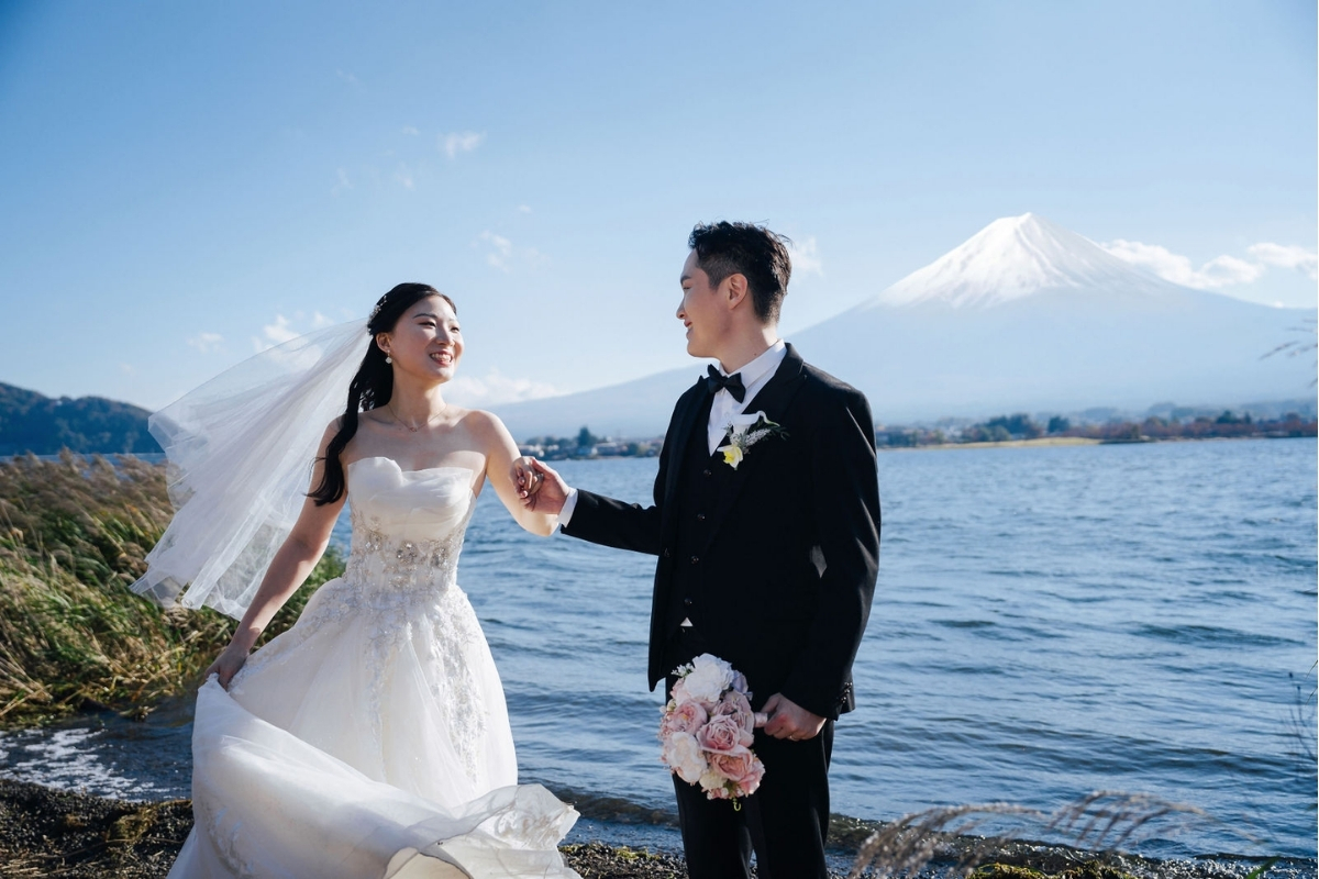 Tokyo Pre-Wedding Photoshoot with Chureito Pagoda, Lake Kawaguchiko, and Lake Yamanaka by Dahe on OneThreeOneFour 15