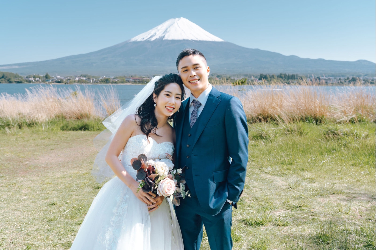 Tokyo Pre-Wedding Photoshoot with Chureito Pagoda, Lake Kawaguchiko, and Shinjuku by Dahe on OneThreeOneFour 18