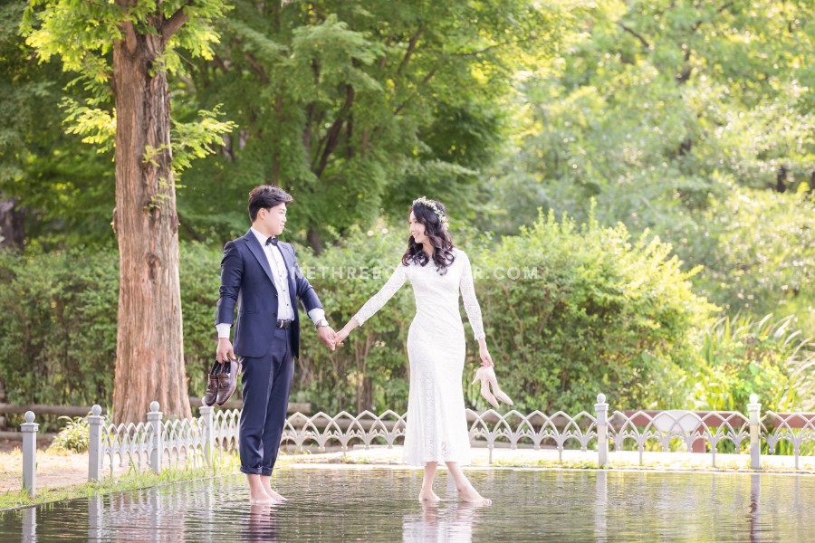 Gravity Studio Outdoor Park Pre-Wedding Photoshoot | Korean Studio Pre-Wedding by Gravity Studio on OneThreeOneFour 12
