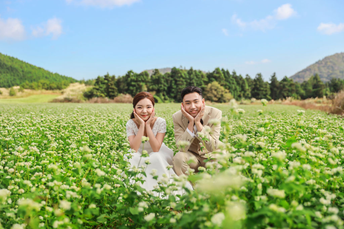 濟州秋季婚前拍攝：在濟州莊園布朗克、粉紅穆利花園和森林之路 by Byunghyun on OneThreeOneFour 15