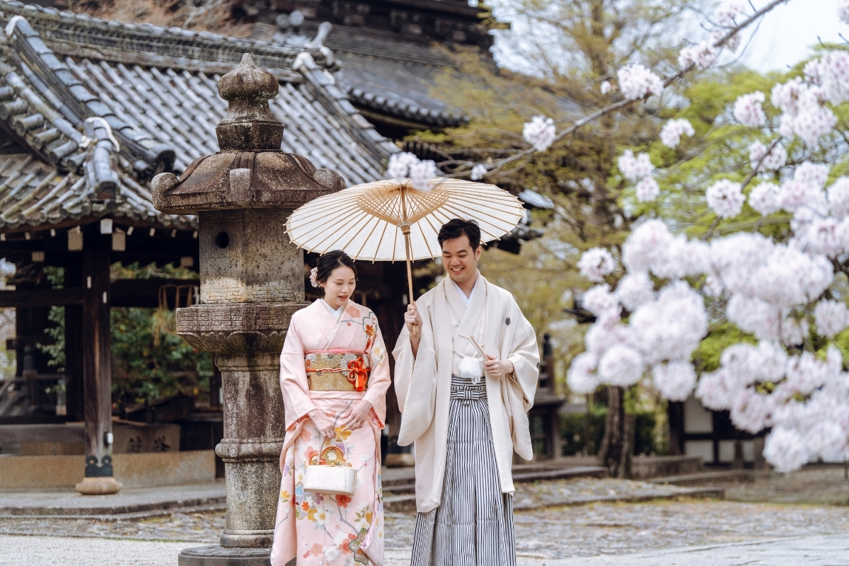 Kyoto Pre-Wedding Photoshoot with Shinnyodo Temple, Arashiyama by Kinosaki on OneThreeOneFour 3