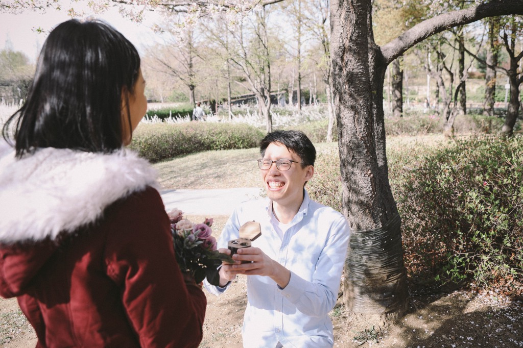 Korea Surprise Wedding Proposal Photographer - Photoshoot At Seonyudo Park  by Beomsoo  on OneThreeOneFour 3
