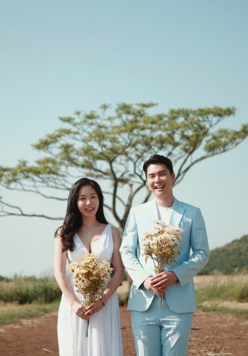Korea Outdoor Pre-Wedding Photoshoot At Jeju Island With Lone Tree 