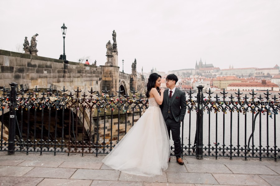 J&J: Prague Pre-wedding Photoshoot by Nika on OneThreeOneFour 9