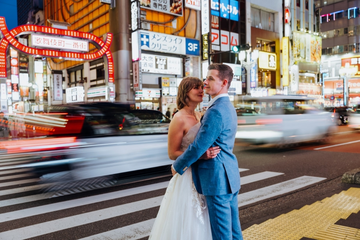 Tokyo Pre-Wedding Photoshoot with Shioiri Park, Lake Kawaguchiko, and Shinjuku by Dahe on OneThreeOneFour 22