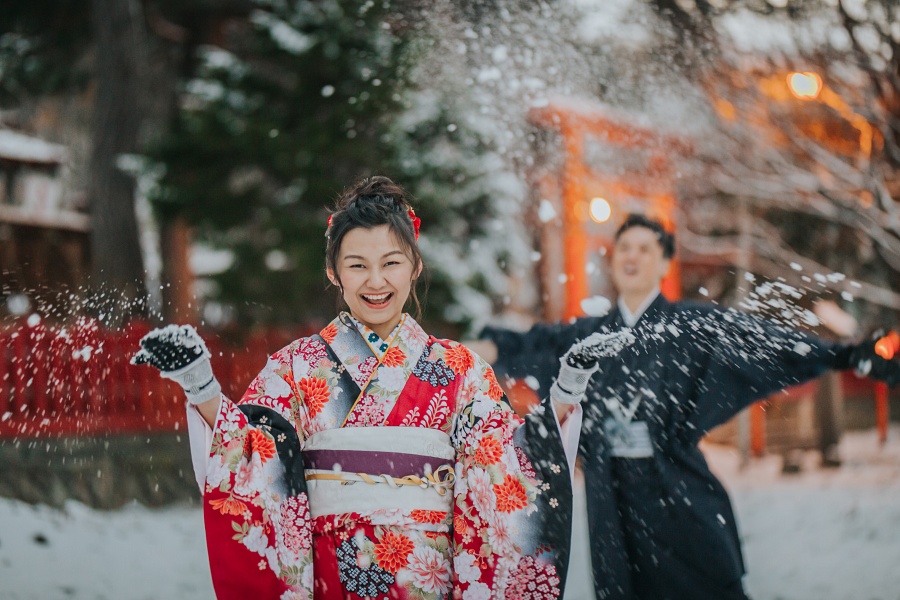 Japan Hokkaido Sapporo Fushimi Inari Shrine Winter Prewedding Photoshoot by Kuma on OneThreeOneFour 17