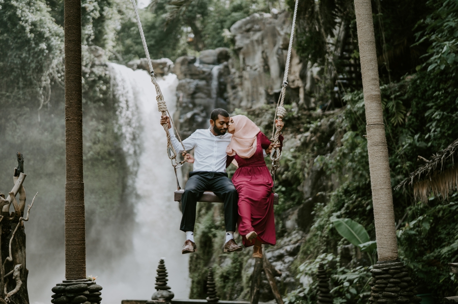 Bali Post-Wedding at Tegallalang Rice Terrace and Tegenungan Waterfall by Cahya on OneThreeOneFour 15