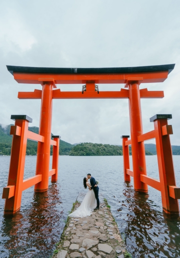 Tokyo Pre-Wedding Photoshoot with Nezu Shrine, Daikanzan Observation Deck, Lake Ashi, and Hakone Shrine