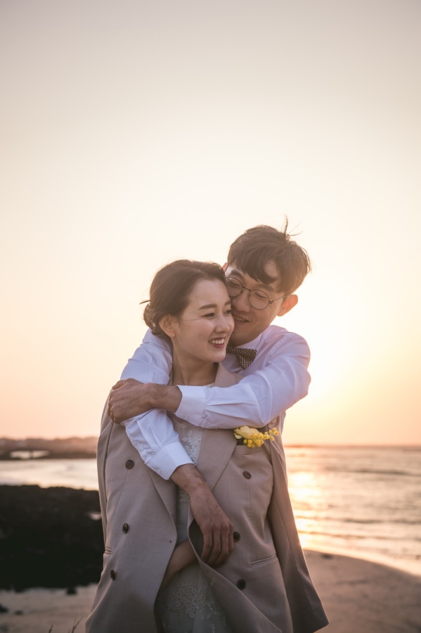 Korea Outdoor Pre-Wedding Photoshoot At Jeju Island with Buckwheat Flower and Hydrangea by Geunjoo on OneThreeOneFour 12