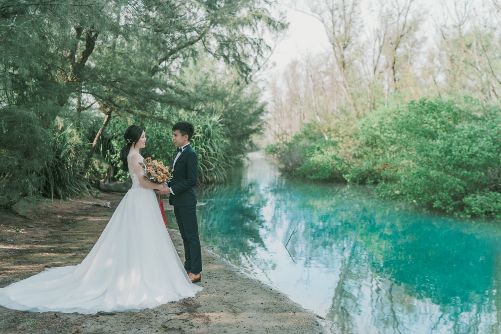 Taiwan Pre-wedding Photoshoot With Traditional Houses And Beautiful Forest Lake  by Star on OneThreeOneFour 14