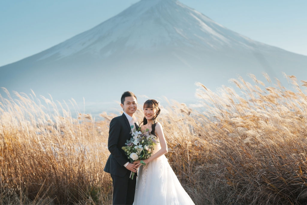 新加坡夫妻在根津神社、忠霊塔和河口湖舉行秋季和服婚紗拍攝，背景是富士山 by Cui Cui on OneThreeOneFour 15