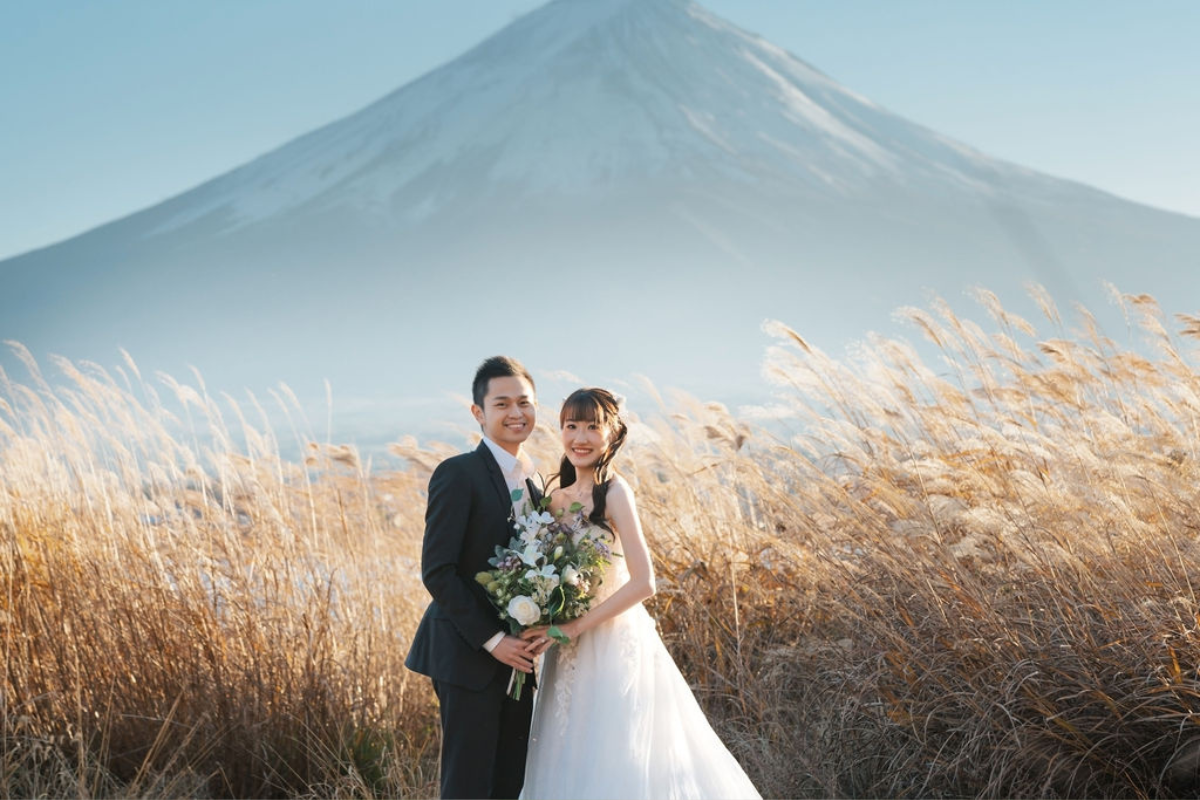 Singaporean Couple's Autumn Season Kimono & Prewedding Photoshoot At Nezu Shrine, Chureito Pagoda And Lake Kawaguchiko With Mount Fuji by Cui Cui on OneThreeOneFour 15