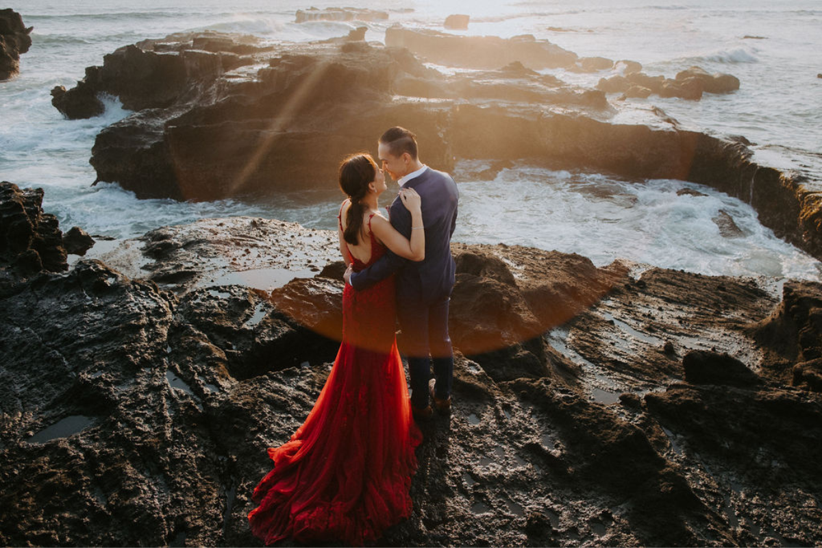 巴厘島婚纱拍攝：在平甘村、萬壽菊花田、布蘭辛加瀑布和孟寧海灘。 by Cahya on OneThreeOneFour 36