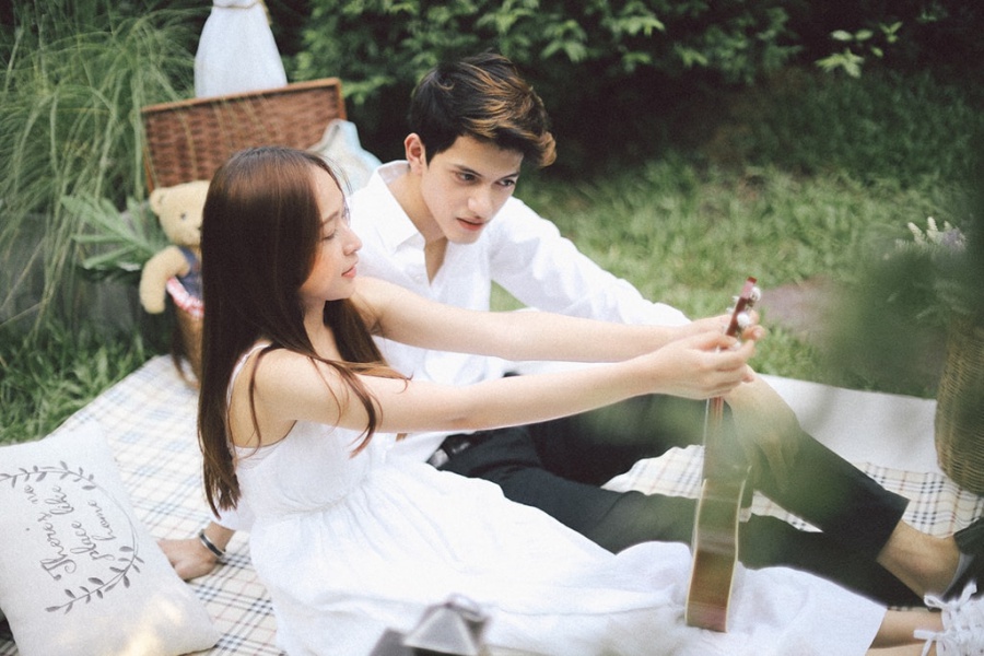 Thailand Bangkok Pre-Wedding Photoshoot At Outdoor Studio Set  by Chayut  on OneThreeOneFour 7