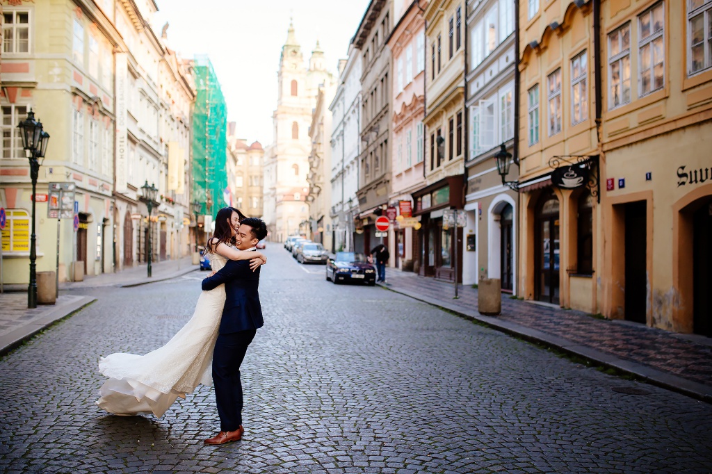 Pre-Wedding Photo in Prague At St. Vitus Cathedral And Mala Strana  by Jenny on OneThreeOneFour 0