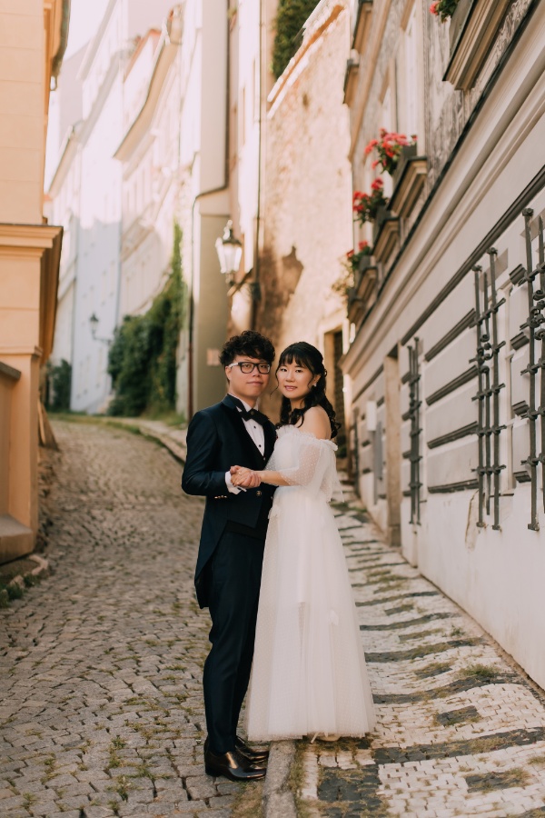 Czech Republic Prague Prewedding photoshoot at Old Town Square by Nika on OneThreeOneFour 5