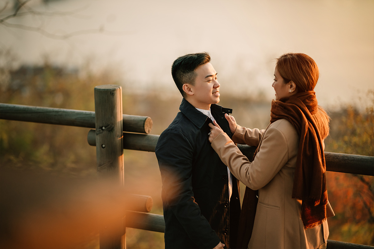 Enchanting Silvergrass Fields: A Casual Couple Photoshoot Amidst Autumn Splendor in Hanuel Park, Seoul by Jungyeol on OneThreeOneFour 15