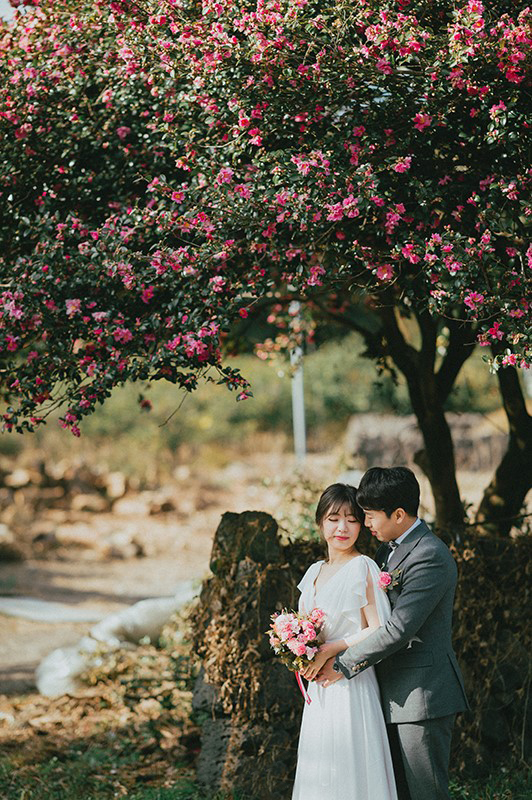 Korea Outdoor PreWedding Photoshoot At Jeju Island During Winter by Gamsung  on OneThreeOneFour 5