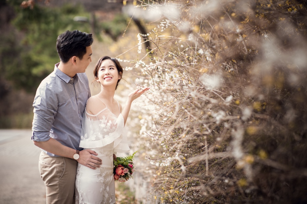Korea Outdoor Pre-Wedding Photoshoot At Kyunghee University  by Junghoon on OneThreeOneFour 25