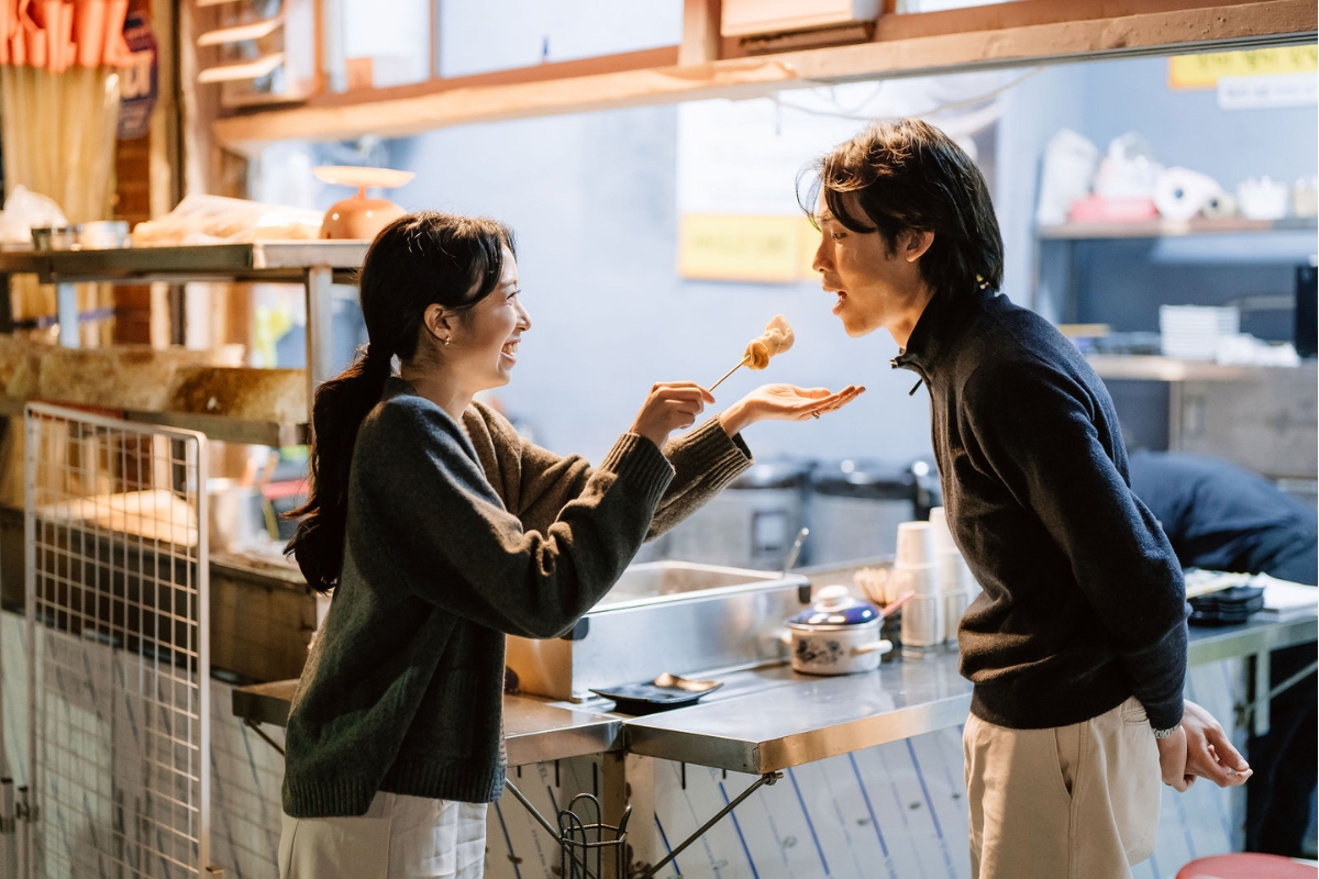 Seoul Autumn Pre-Wedding Photoshoot with Lotte World, Alpaca World, and Hongdae Streets by Jungyeol on OneThreeOneFour 26