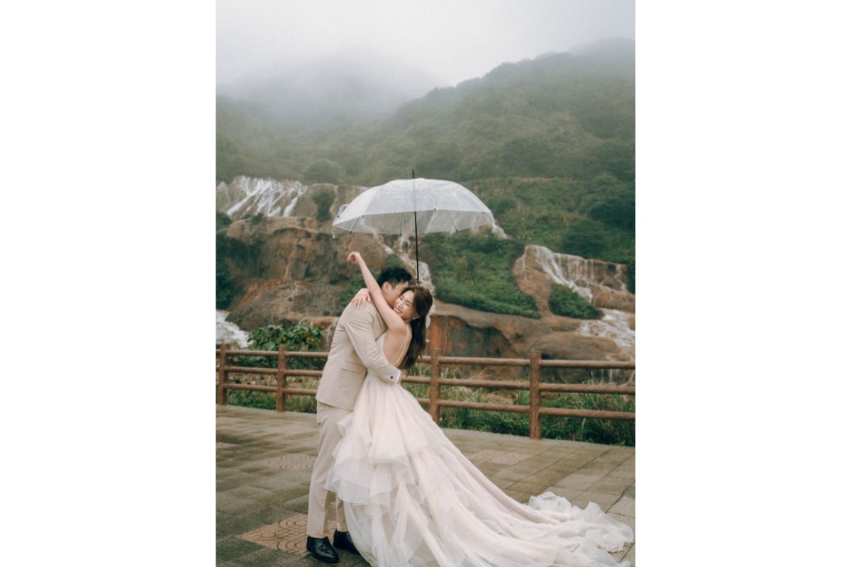 Taiwan Pre-Wedding Photoshoot Dadaocheng Golden Waterfall Jiufen Night Shoot Indoor Studio by OneThreeOneFour on OneThreeOneFour 33