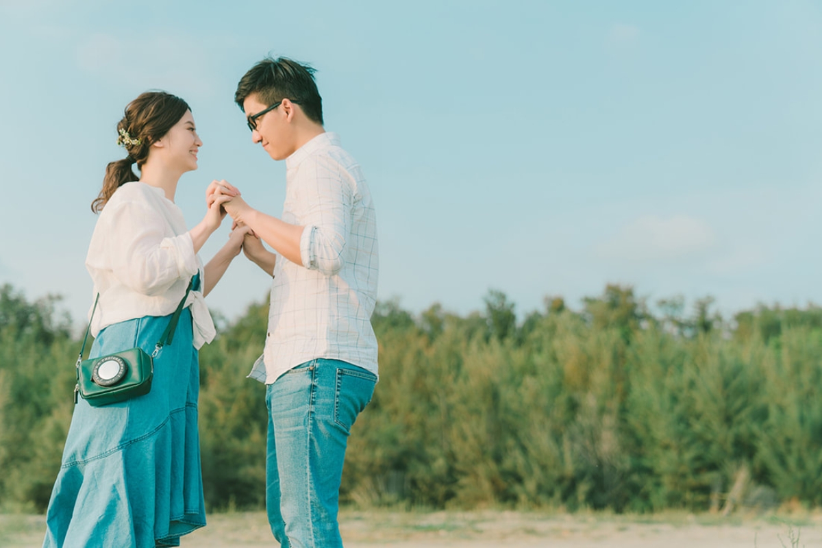 Taiwan Pre-Wedding Photoshoot Local Neighbourhood Street Garden Beach by  on OneThreeOneFour 20