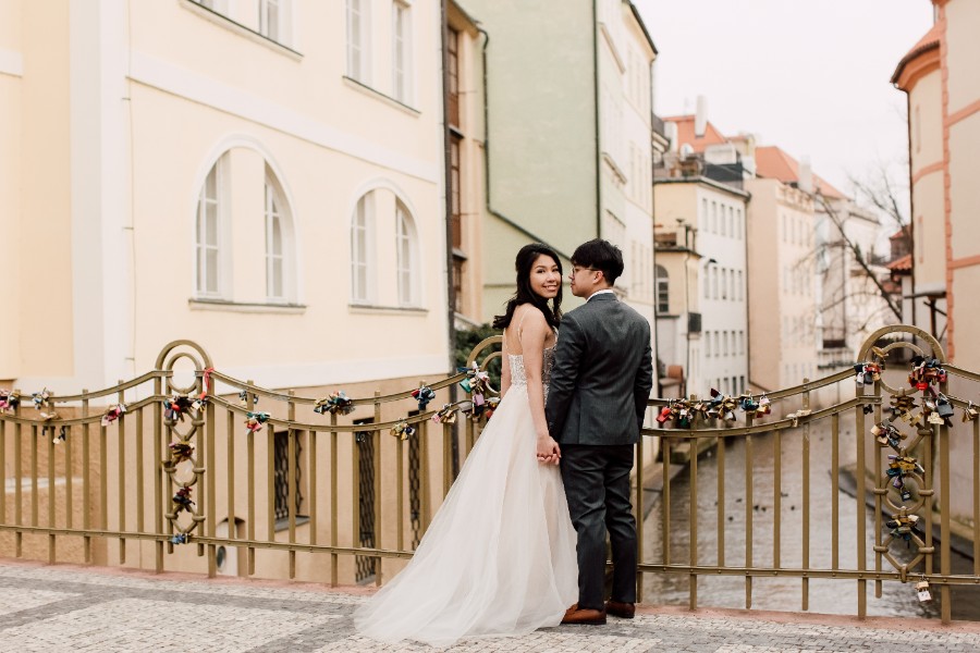 J&J: Prague Pre-wedding Photoshoot by Nika on OneThreeOneFour 14
