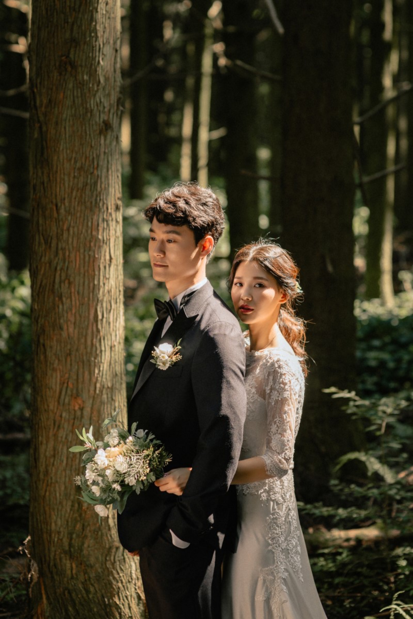 Korea Jeju Island Pre-Wedding Photoshoot In A Forest and At A Beach During Autumn by Bongkak  on OneThreeOneFour 4