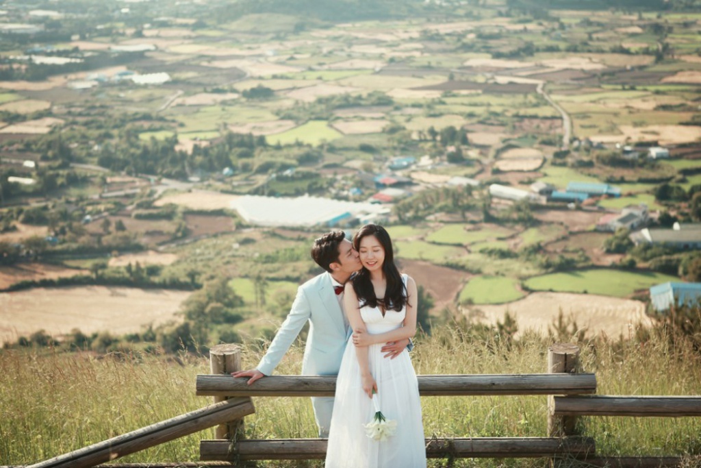 Korea Outdoor Pre-Wedding Photoshoot At Jeju Island With Lone Tree  by Byunghyun on OneThreeOneFour 6