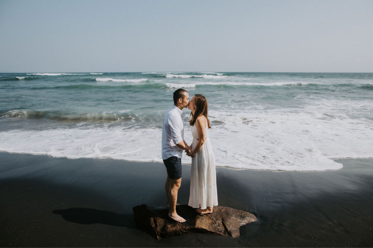 巴厘島婚纱拍攝：在平甘村、萬壽菊花田、布蘭辛加瀑布和孟寧海灘。 by Cahya on OneThreeOneFour 29