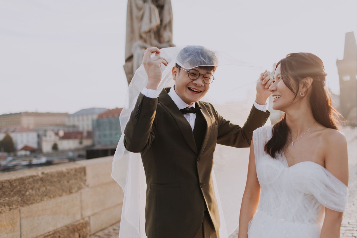 Prague Pre-Wedding Photoshoot with Old Town Square, Astronomical Clock, Charles Bridge and St Vitus Cathedral by Nika on OneThreeOneFour 6