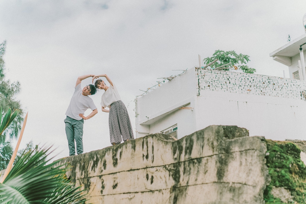 Taiwan Pre-Wedding Photoshoot Quiet Neighbourhood Rooftops Countryside Beach by  on OneThreeOneFour 17