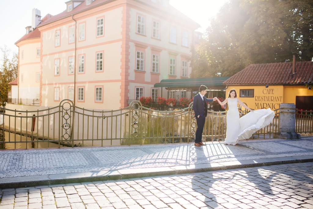Pre-Wedding Photo in Prague At St. Vitus Cathedral And Mala Strana  by Jenny on OneThreeOneFour 11