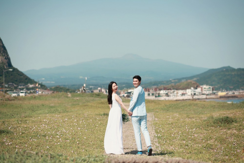 Korea Outdoor Pre-Wedding Photoshoot At Jeju Island With Lone Tree  by Byunghyun on OneThreeOneFour 0